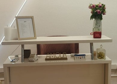 Recepción elegante en Beauty Studio. By Julissa Rodríguez, Saint-louis, Grand Est, FR con flores y decoración.