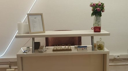 Recepción elegante en Beauty Studio. By Julissa Rodríguez, Saint-louis, Grand Est, FR con flores y decoración.