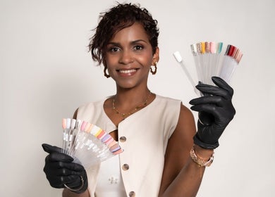 Manicura profesional en Beauty Studio. By Julissa Rodríguez, Saint-louis, Grand Est, FR. Variedad de colores vibrantes.