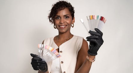 Manicura profesional en Beauty Studio. By Julissa Rodríguez, Saint-louis, Grand Est, FR. Variedad de colores vibrantes.