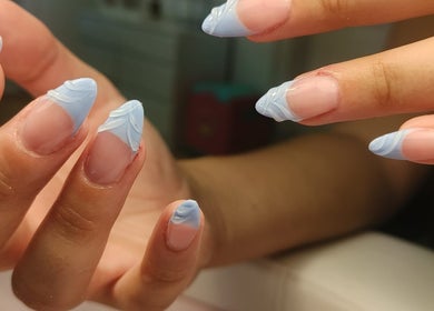 Manicura francesa azul en Beauty Studio. By Julissa Rodríguez, Saint-louis, Grand Est, FR.