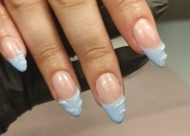 Uñas con diseño azul en Beauty Studio. By Julissa Rodríguez, Saint-louis, Grand Est, FR.
