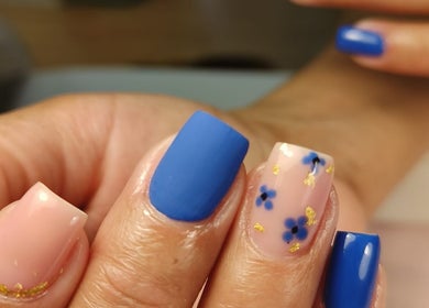 Arte de uñas azul vibrante en Beauty Studio. By Julissa Rodríguez, Saint-louis, Grand Est, FR.