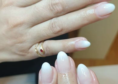 Manicura elegante en Beauty Studio. By Julissa Rodríguez, Saint-louis, Grand Est, FR.
