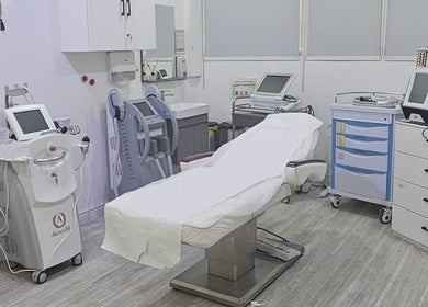 Modern treatment room at Vivo Clinic Dubai, Dubai, AE featuring advanced aesthetic equipment and a comfortable bed.