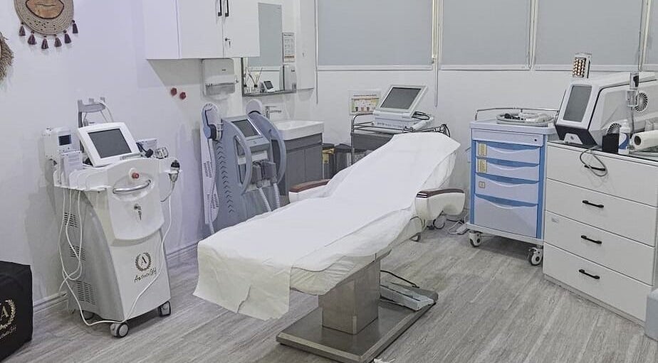 Modern treatment room at Vivo Clinic Dubai, Dubai, AE featuring advanced aesthetic equipment and a comfortable bed.
