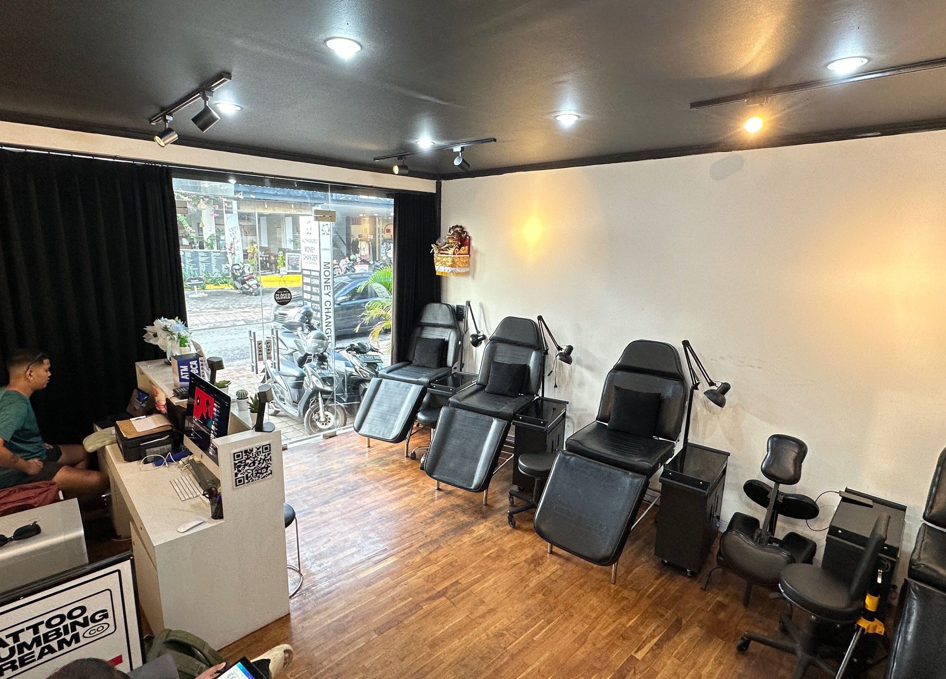 Cozy interior of Timeless Ink tattoo studio in Bali, Bali, ID with modern black chairs and welcoming ambiance.