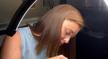 Professionnel de beauté à Intemporel, Arbonne la forêt, Île-de-France, FR, réalisant un soin méticuleux.
