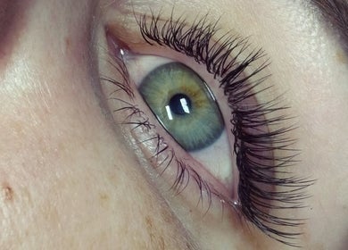 Gros plan d'un œil avec extensions de cils à Intemporel, Arbonne la forêt, Île-de-France, FR.