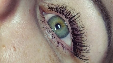 Gros plan d'un œil avec extensions de cils à Intemporel, Arbonne la forêt, Île-de-France, FR.