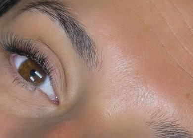Sourcil parfaitement épilé et soin de la peau chez Intemporel, Arbonne la forêt, Île-de-France, FR.