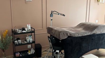 Salle de soins élégante à Intemporel, Arbonne la forêt, Île-de-France avec lit et étagères de beauté.