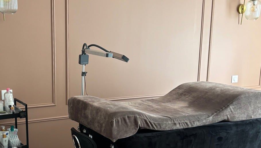 Salle de soin à Intemporel, Arbonne la forêt, Île-de-france, FR avec table de massage et éclairage sophistiqué.
