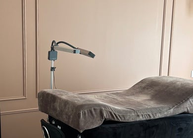 Salle de soin à Intemporel, Arbonne la forêt, Île-de-france, FR avec table de massage et éclairage sophistiqué.