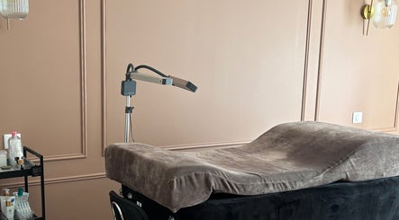 Salle de soin à Intemporel, Arbonne la forêt, Île-de-france, FR avec table de massage et éclairage sophistiqué.