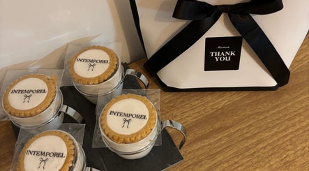 Gourmandises personnalisées Intemporel, Arbonne la forêt, Île-de-France, FR, avec un sac cadeau élégant.
