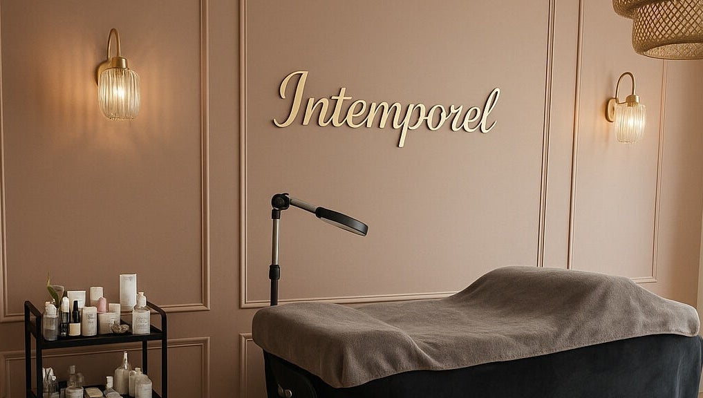 Espace bien-être Intemporel à Arbonne la forêt, Île-de-france avec table de soin et déco apaisante.