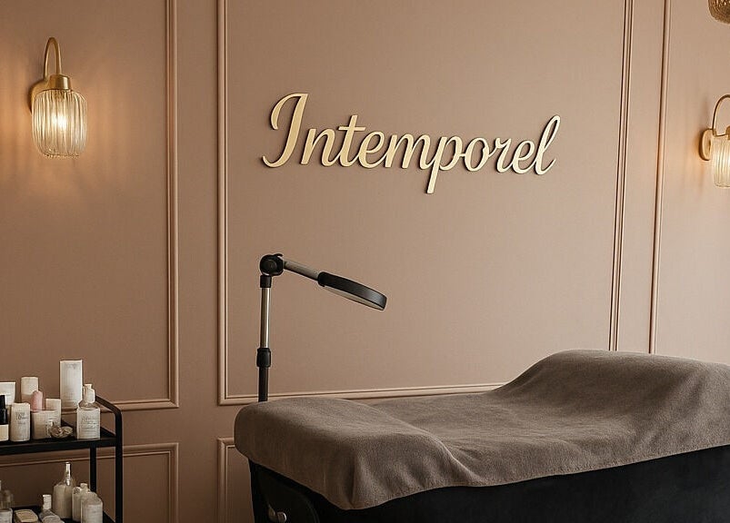 Espace bien-être Intemporel à Arbonne la forêt, Île-de-france avec table de soin et déco apaisante.