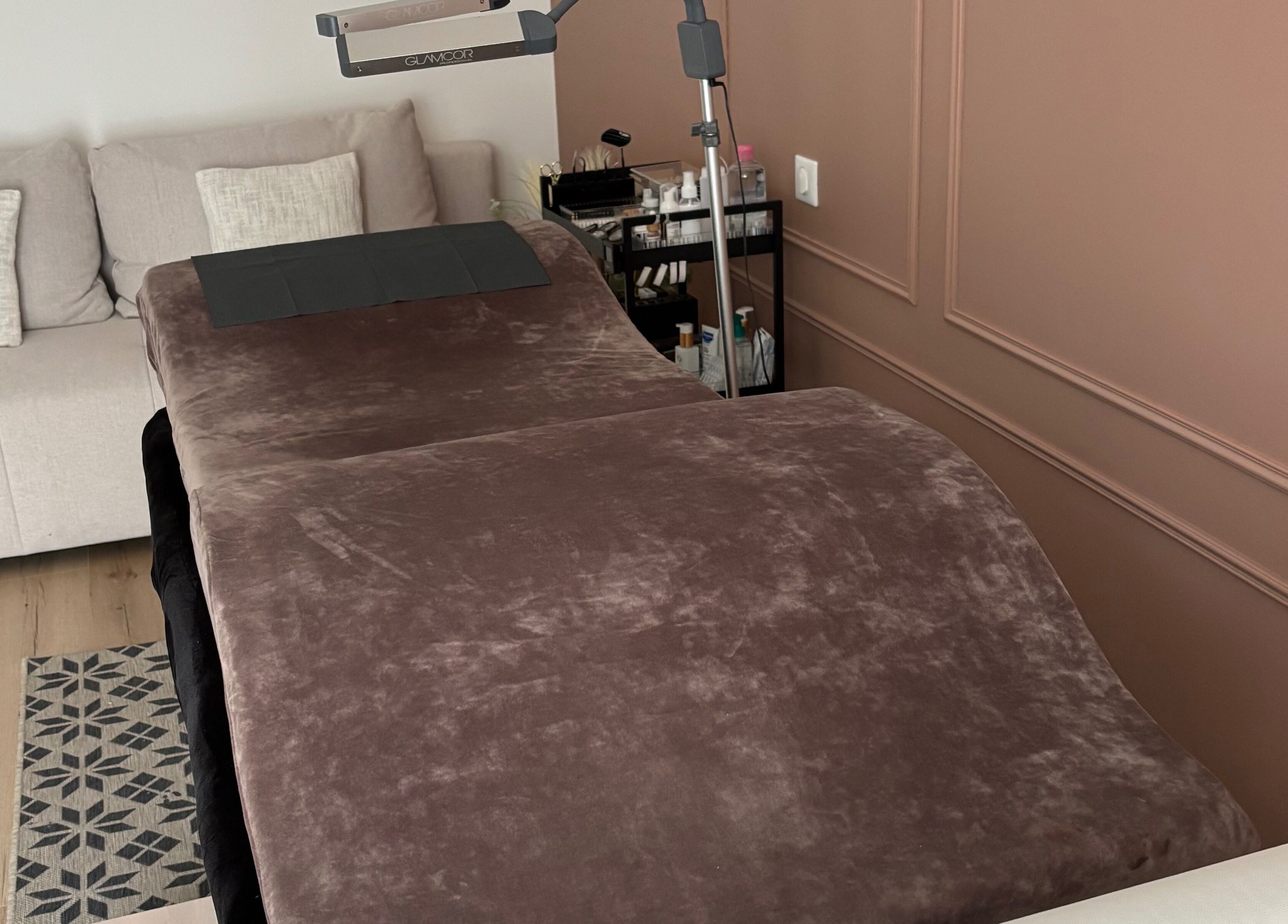 Table de relaxation chez Intemporel, Arbonne la forêt, Île-de-France, FR, cadre serein et accueillant.