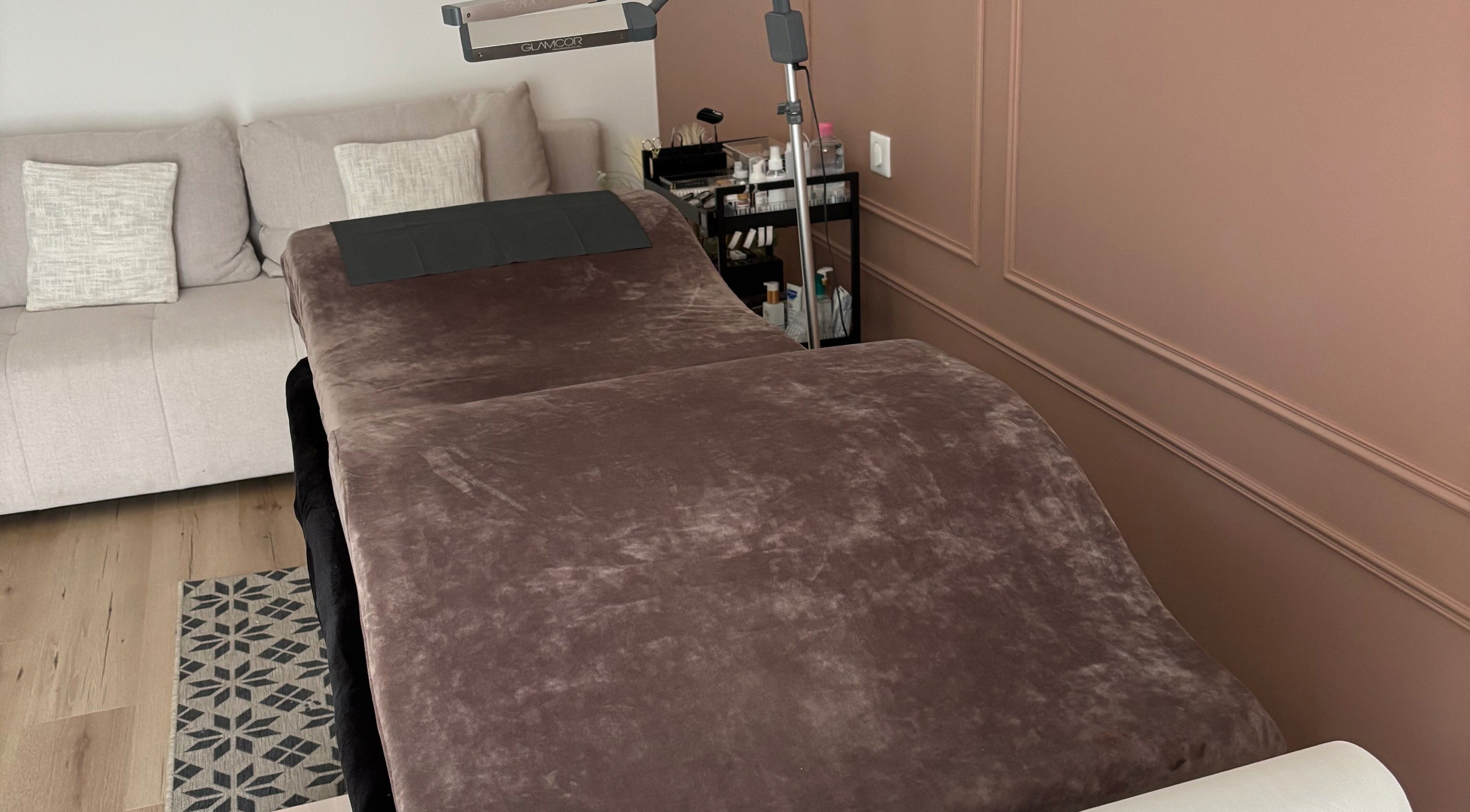 Table de relaxation chez Intemporel, Arbonne la forêt, Île-de-France, FR, cadre serein et accueillant.