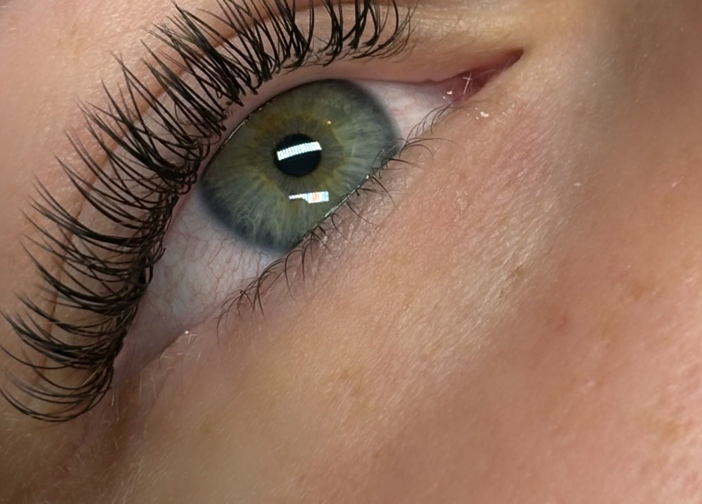 Cils volumineux Intemporel à Arbonne la forêt, Île-de-france, FR. Extension des cils en gros plan.