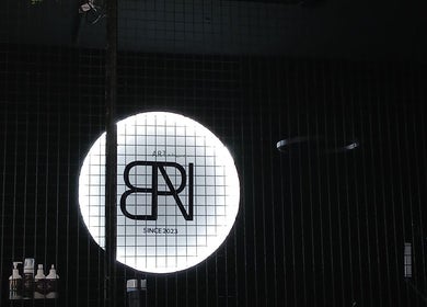 Logotipo iluminado em neon no Tatianabeautycare, Viana Do Castelo, PT, destacando a modernidade do local.