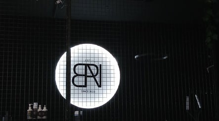 Logotipo iluminado em neon no Tatianabeautycare, Viana Do Castelo, PT, destacando a modernidade do local.