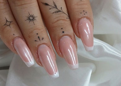 Unhas francesinhas e tatuagens minimalistas em Tatianabeautycare, Viana Do Castelo, Viana Do Castelo, PT.