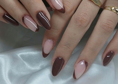Unhas decoradas com esmalte marrom e rosa em Tatianabeautycare, Viana Do Castelo, Viana Do Castelo, PT.