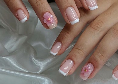 Design de unhas elegantes com flor na Tatianabeautycare, Viana Do Castelo, Viana Do Castelo, PT.