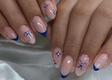 Unhas decoradas com laços azuis em Tatianabeautycare, Viana Do Castelo, Viana Do Castelo, PT.