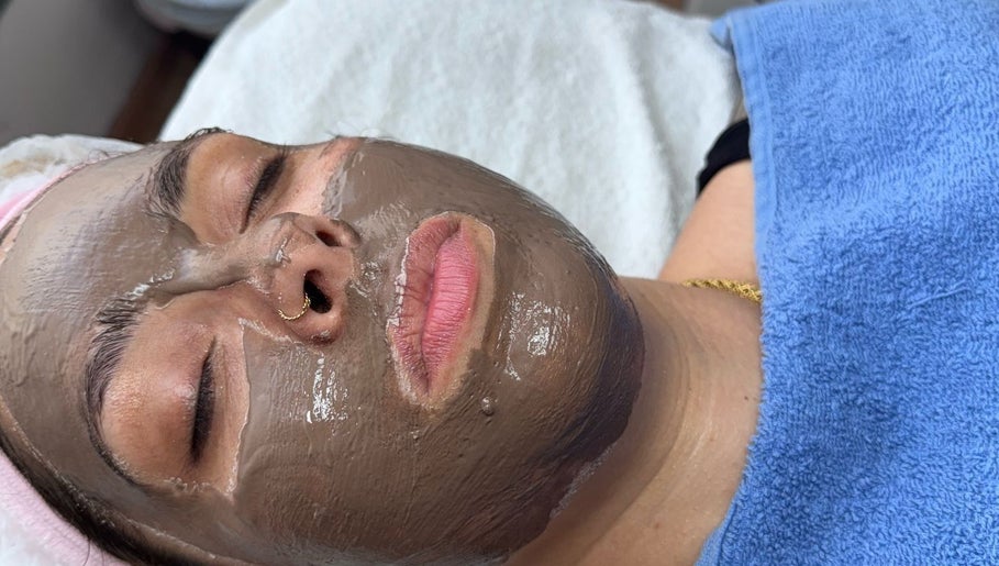 Tratamento facial com máscara de lama no AC Saúde & Beleza, Seixal, Setúbal, PT.