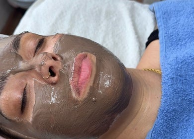 Tratamento facial com máscara de lama no AC Saúde & Beleza, Seixal, Setúbal, PT.