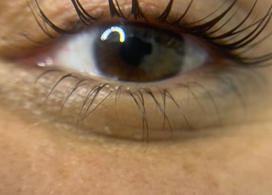 Close-up de cílios realçados, tratamento de beleza no AC Saúde & Beleza, Seixal, Setúbal, PT.
