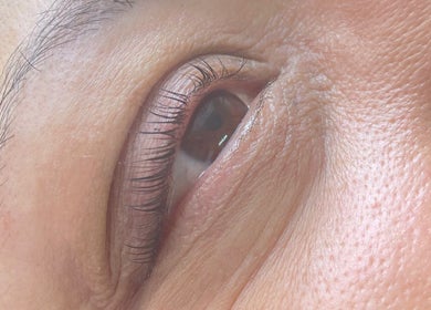 Olho realçado em AC Saúde & Beleza, Seixal, Setúbal, PT, destacando serviço de beleza.