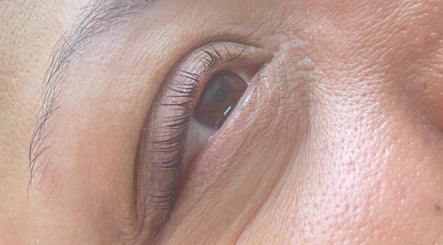 Olho realçado em AC Saúde & Beleza, Seixal, Setúbal, PT, destacando serviço de beleza.