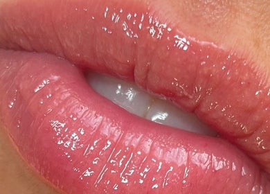 Close-up de lábios brilhantes no AC Saúde & Beleza, Seixal, Setúbal, PT, destacando cuidados pessoais.