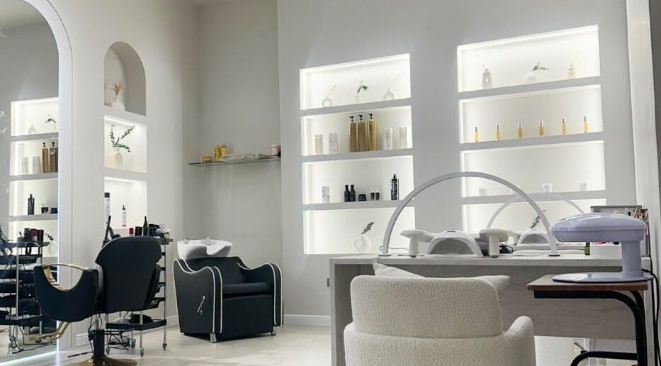 Modern salon interior at Perla Beauty Lounge بيرلا بيوتي لاونج, Ras Al Khaimah, AE with chic styling stations.