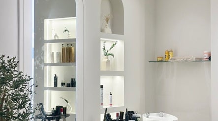 Elegant styling area at Perla Beauty Lounge, Ras Al Khaimah, AE featuring modern decor and beauty products.