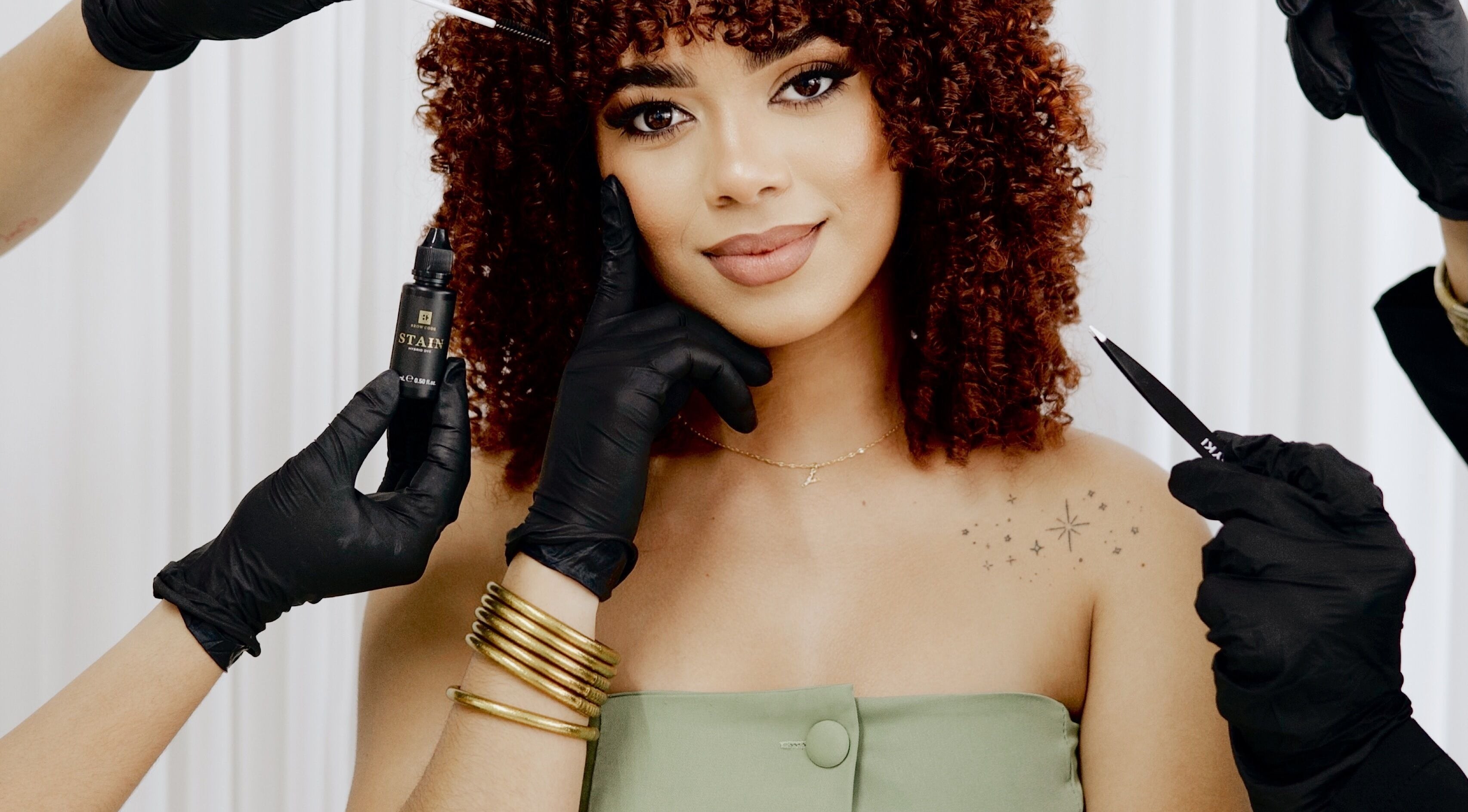 Técnica en Yomaris- Artista de cejas en Yami’s Curly, Isabela, PR, mostrando herramientas de belleza.