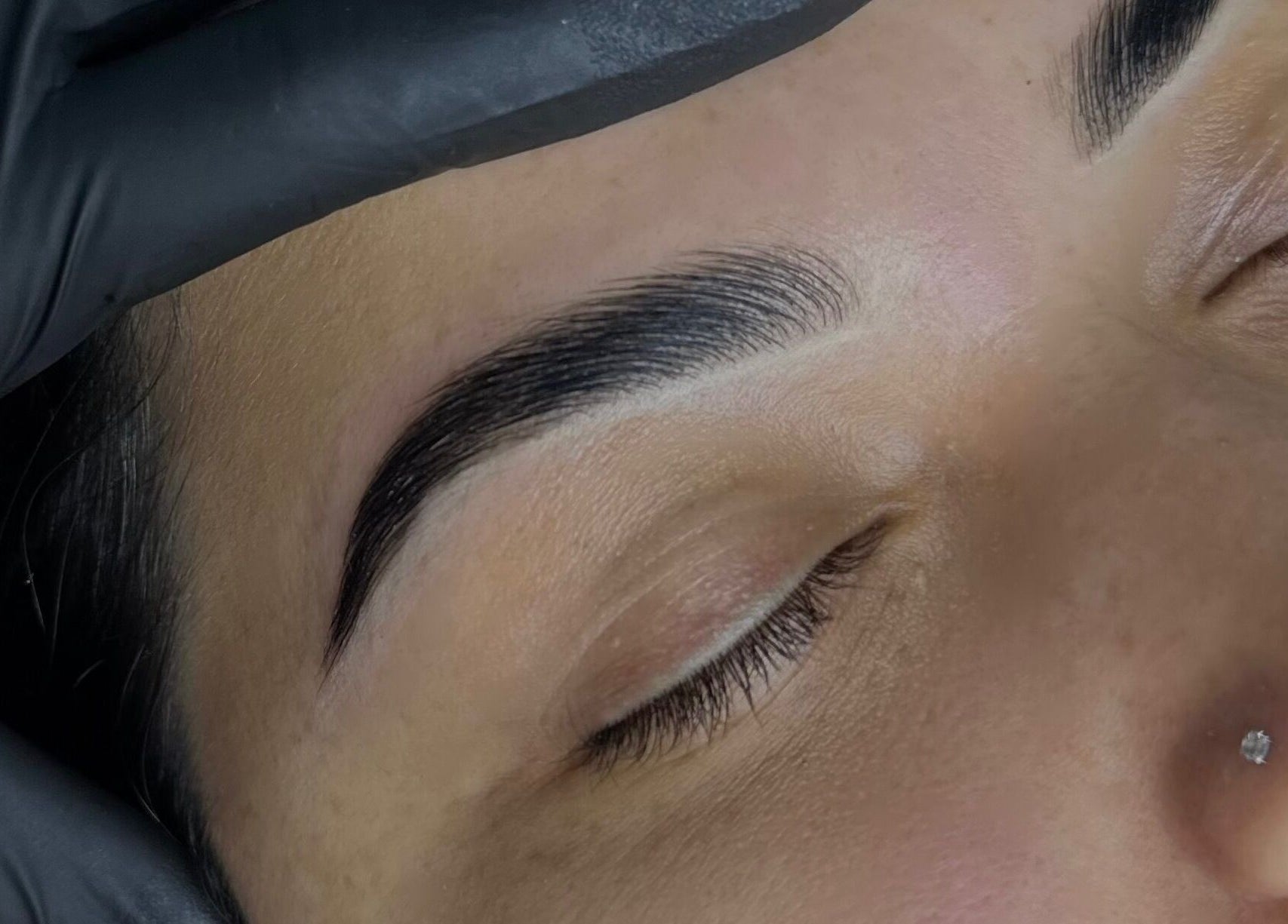 Cejas estilizadas por Yomaris en Yami’s Curly, Isabela, PR, resaltando belleza natural.