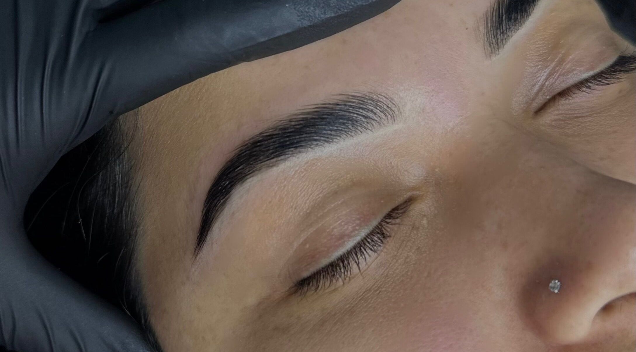 Cejas estilizadas por Yomaris en Yami’s Curly, Isabela, PR, resaltando belleza natural.