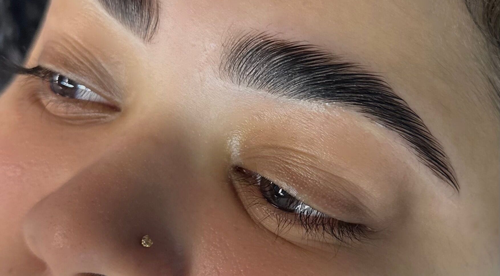 Cejas esculpidas por Yomaris- Artista de cejas en Yami’s Curly, Isabela, Isabela, PR.