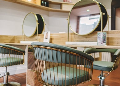 Stylish salon chairs and round mirrors at Alchemy & I Berkhamsted, Berkhamsted, England, GB.