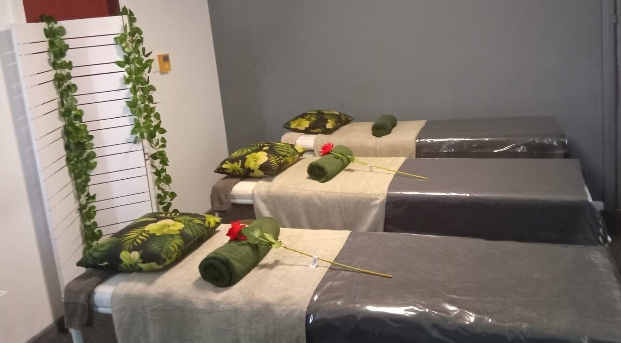 Relaxation beds at Ispa Aesthetics, Cape Town, Western Cape, ZA, with floral decor and soft hues.