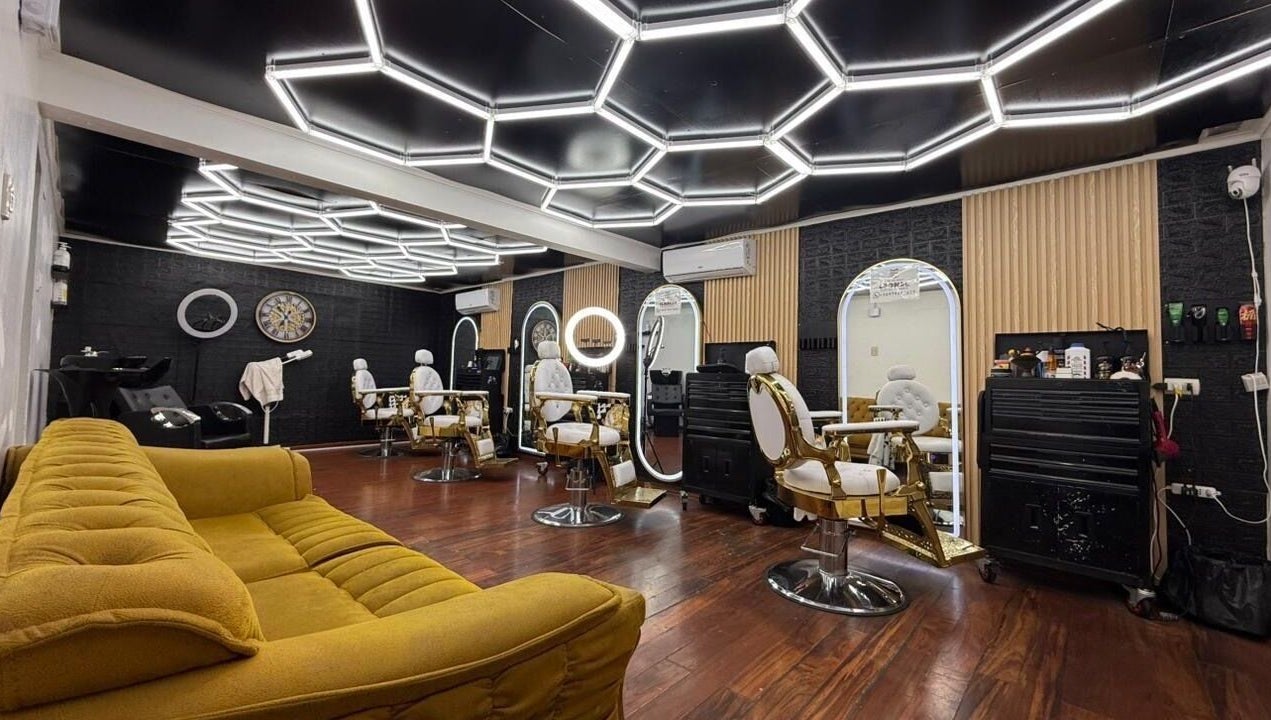 Elegante interior de BARBERÍA Y PELUQUERÍA PLATINO en Los Angeles, Bío Bío, CL con modernos espejos y sillas.