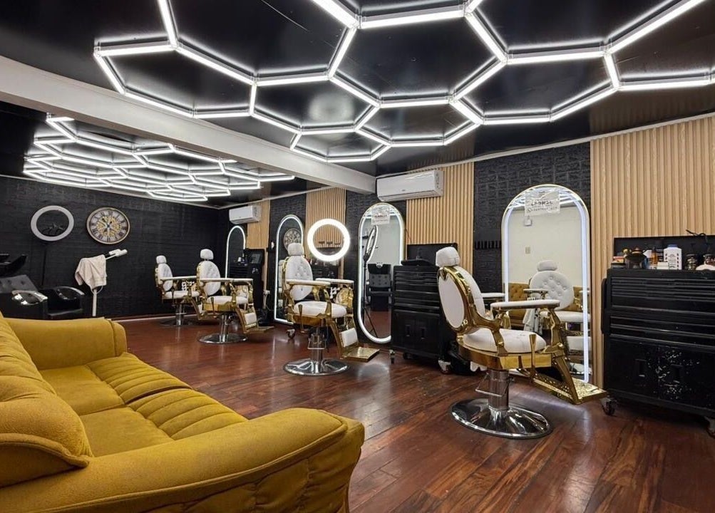 Elegante interior de BARBERÍA Y PELUQUERÍA PLATINO en Los Angeles, Bío Bío, CL con modernos espejos y sillas.