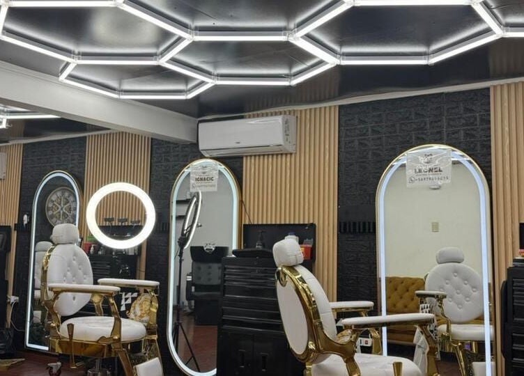 Interior de BARBERÍA Y PELUQUERÍA PLATINO en Los Angeles, Bío Bío, CL con sillas y espejos modernos.