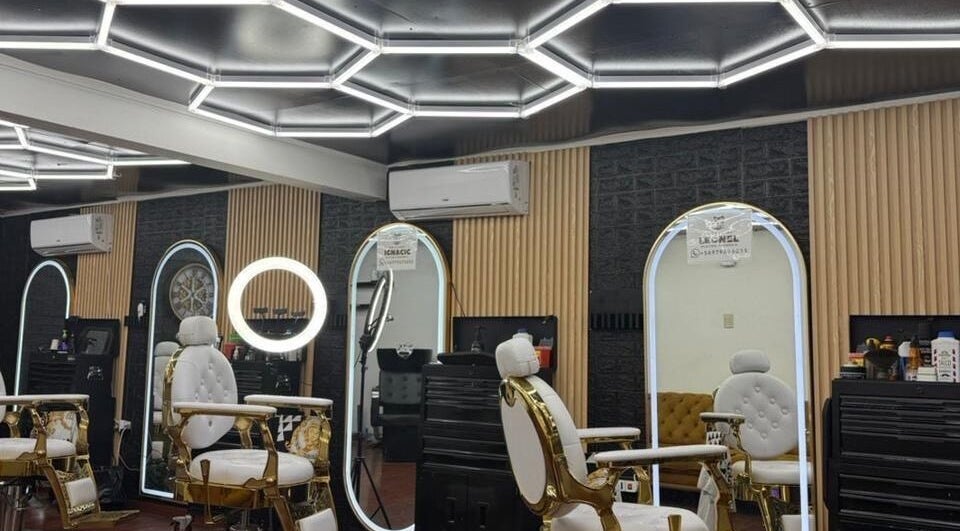 Interior de BARBERÍA Y PELUQUERÍA PLATINO en Los Angeles, Bío Bío, CL con sillas y espejos modernos.