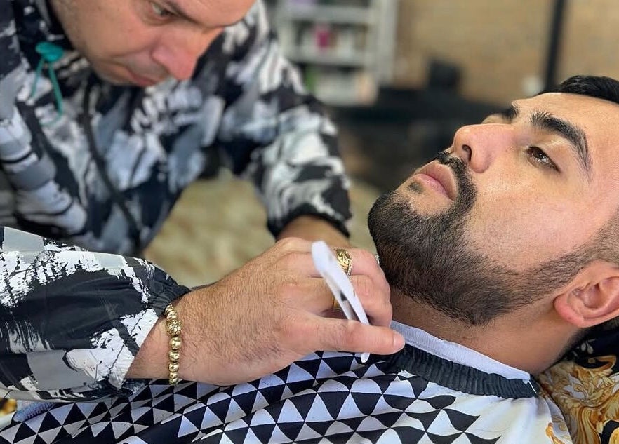 Barbero estiliza barba en BARBERÍA Y PELUQUERÍA PLATINO, Los Angeles, Bío Bío, CL.